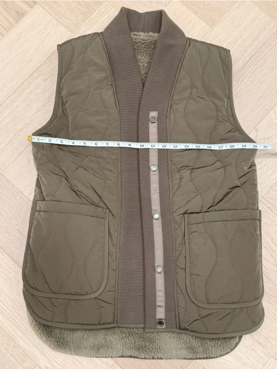 Varley Covey Sherpa Reversible Quilt Gilet in Brown - Picture 7 of 10